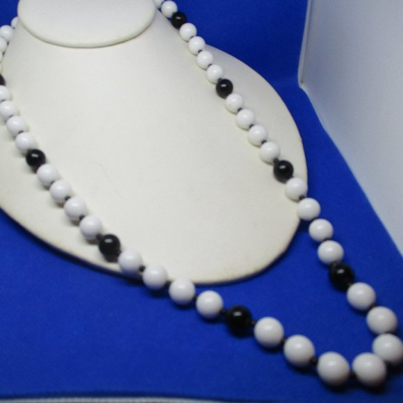 PLASTIC BEADED NECKLACE Black White Beaded Necklace White Beads Black Seed Beads - Picture 2 of 8